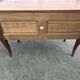Commode ancienne de style Louis XV en bois - Commode sauteuse galbée avec b