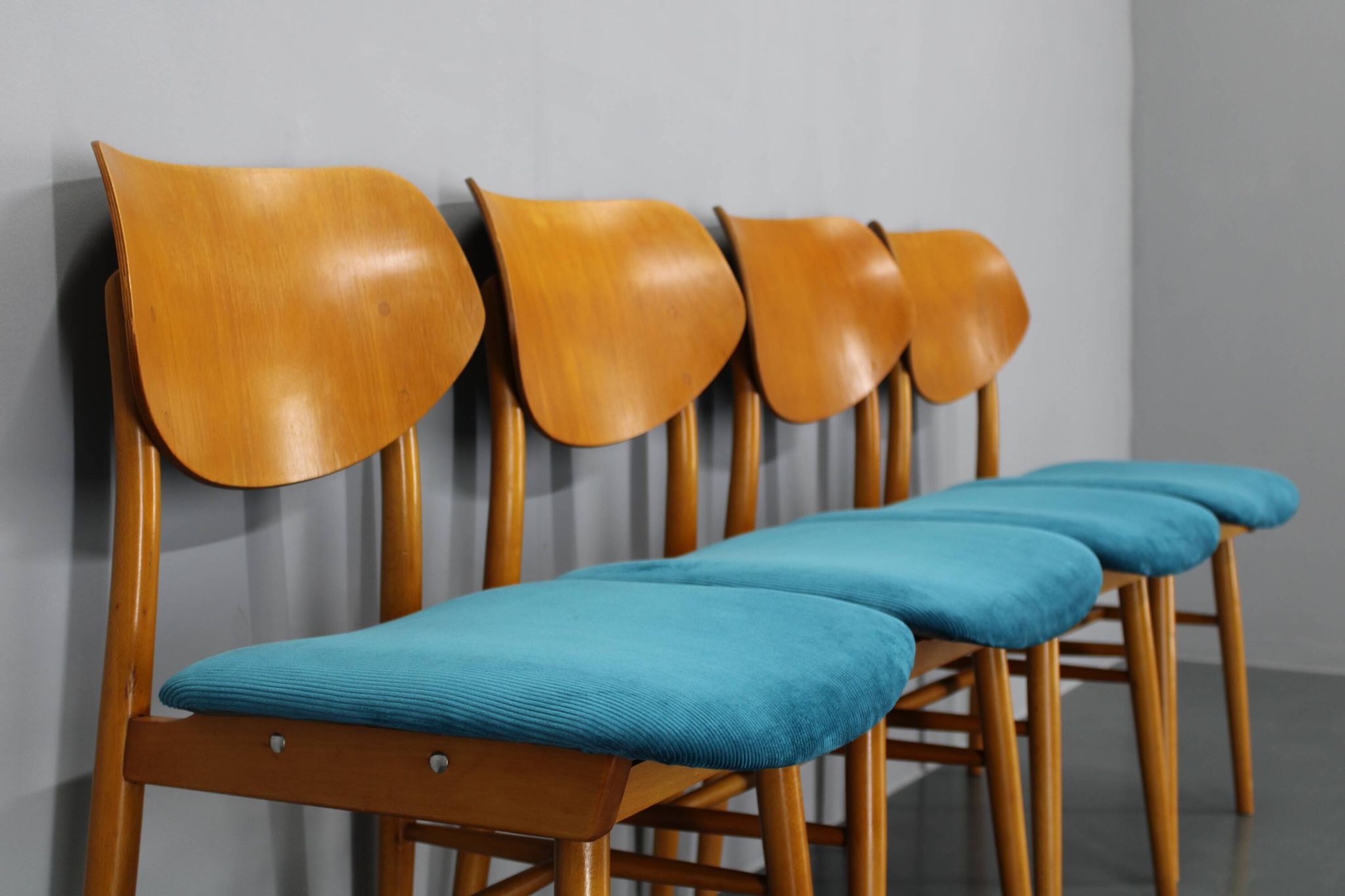 Ensemble de quatre chaises de salle à manger en hêtre des années 1970 par TON, Tchécoslovaquie