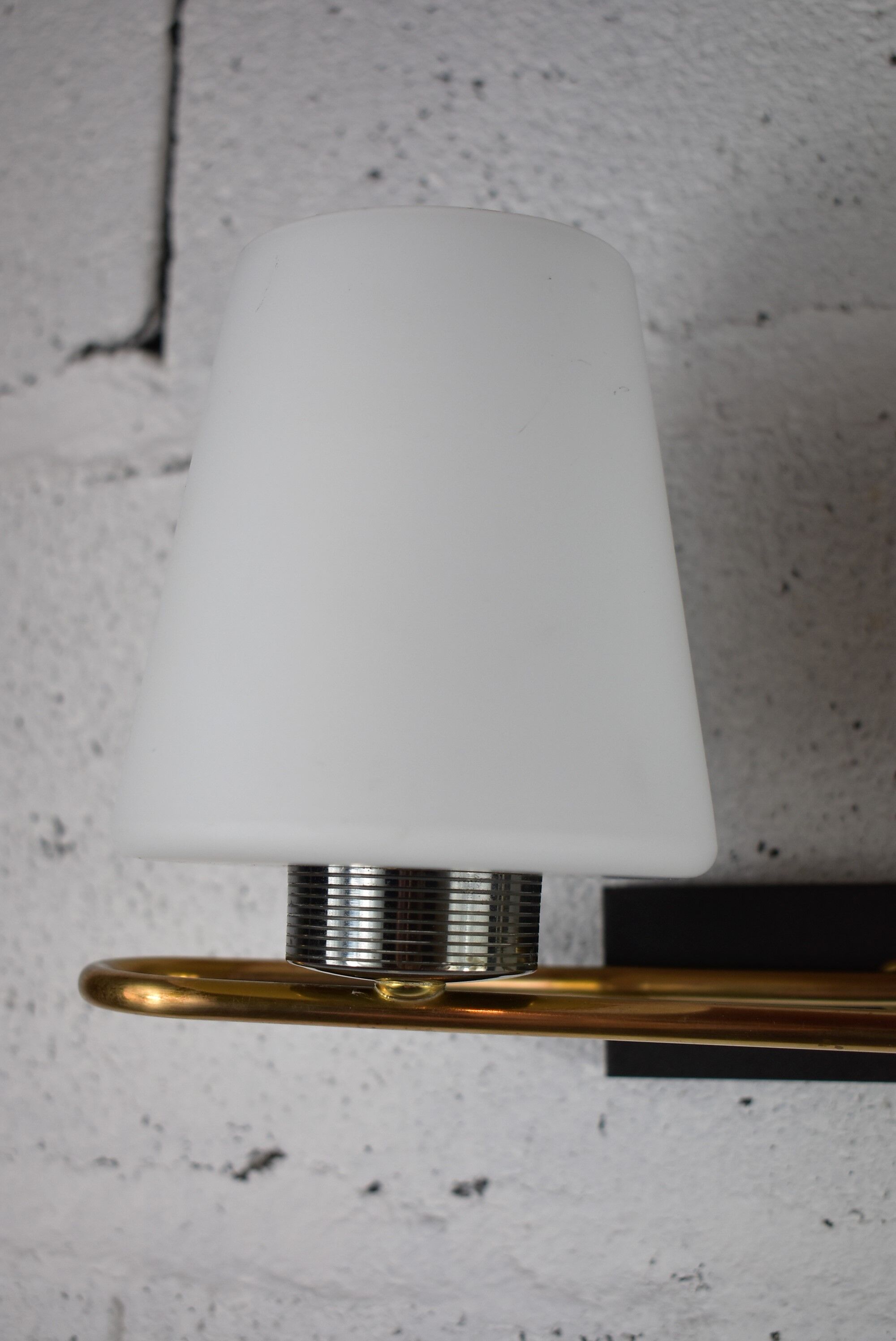 Apply Arlus white glass