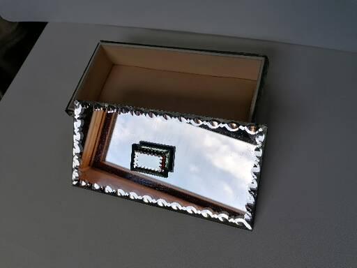 Bevelled mirror box