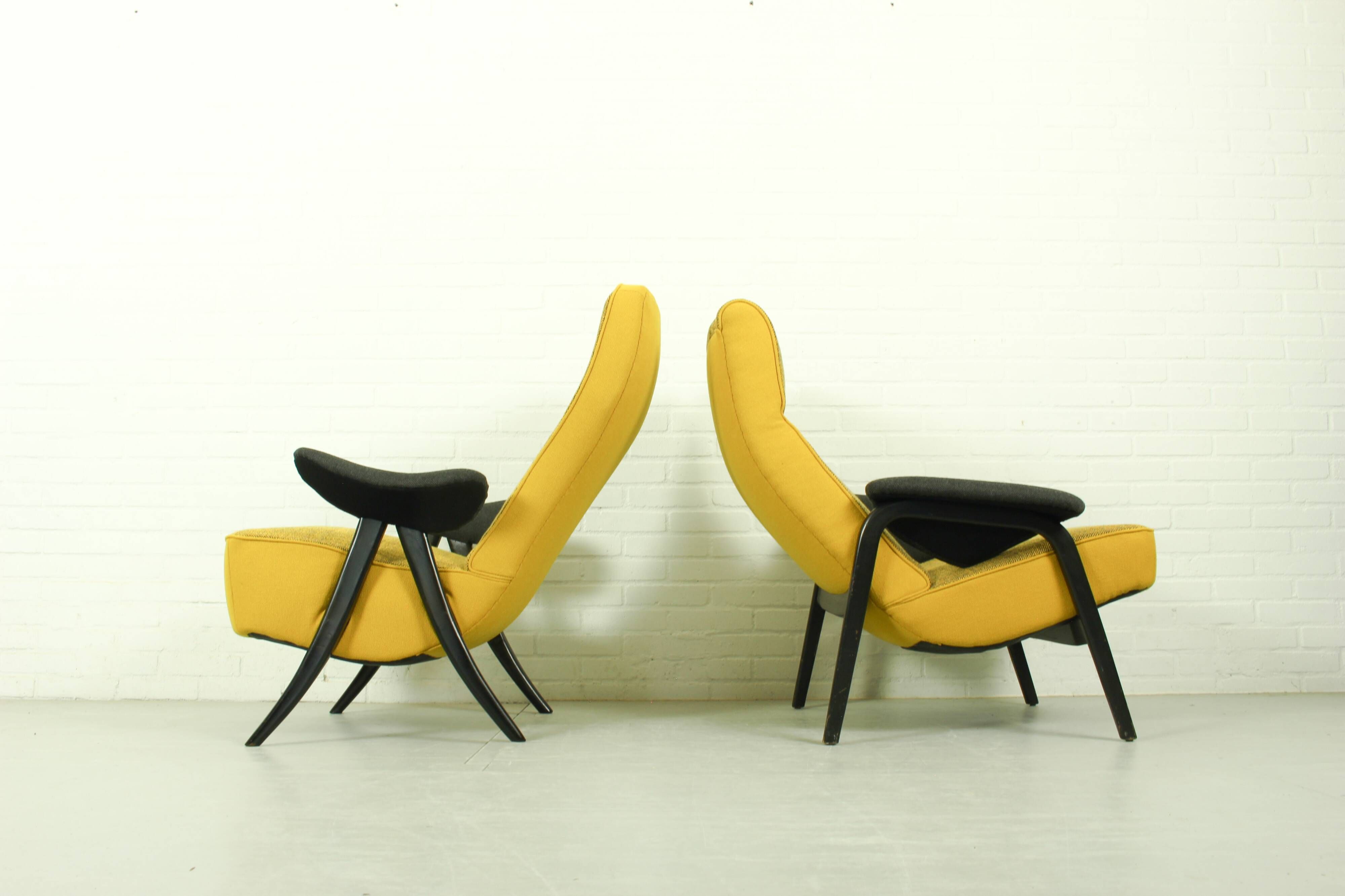 Theo Ruth pour les chaises Artifort Modèle 107 et 137 en Hallingdal Kvadrat.