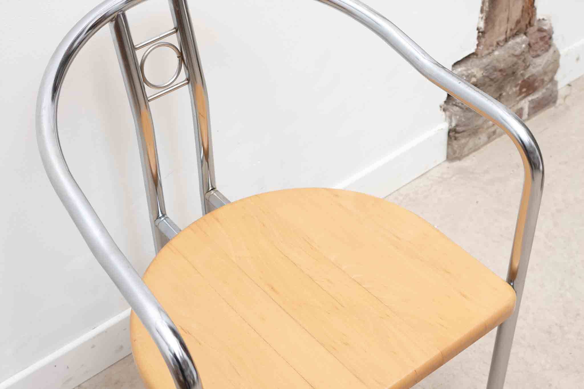 Chaise vintage en bois claire et pieds chromés