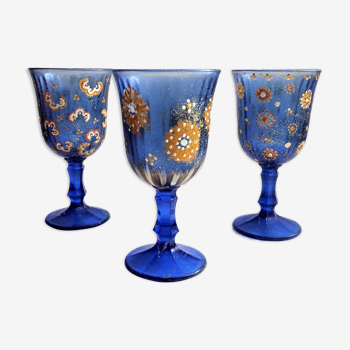 Lot de 3 verres  à pied bleuté pailleté  décor floral peint