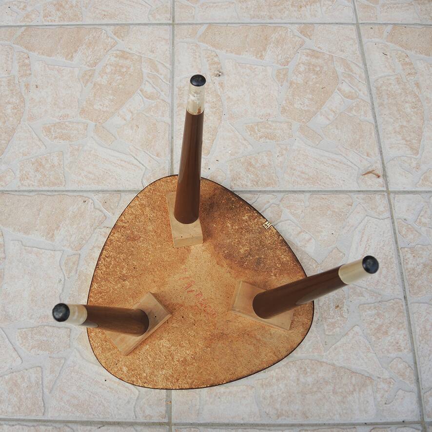 Ancien guéridon tripode en bois et formica de style 50/60