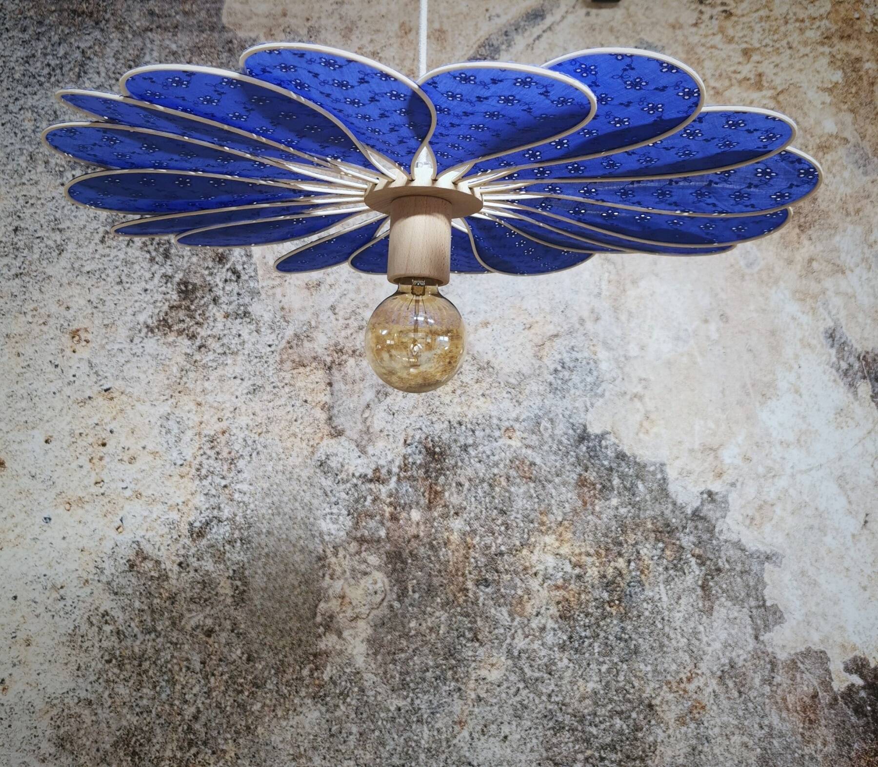 Suspension fleur 18 pétales en rotin et broderie anglaise