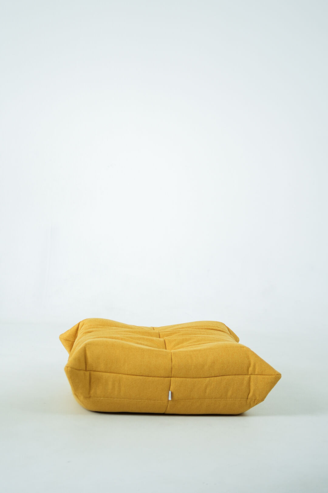 Ensemble de chaise et pouf Togo en tweed jaune