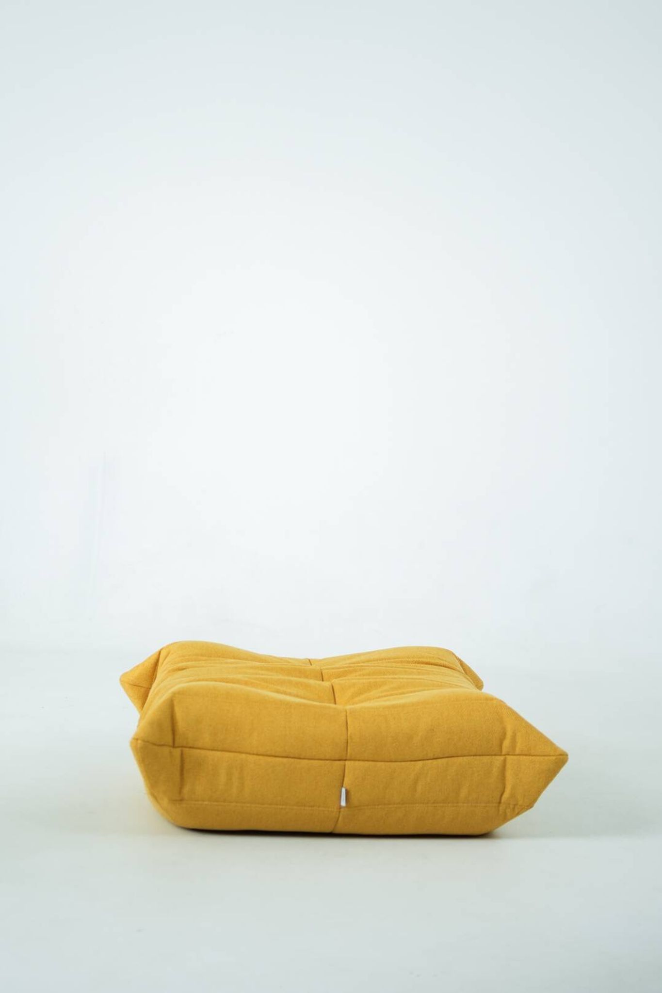Ensemble de chaise et pouf Togo en tweed jaune