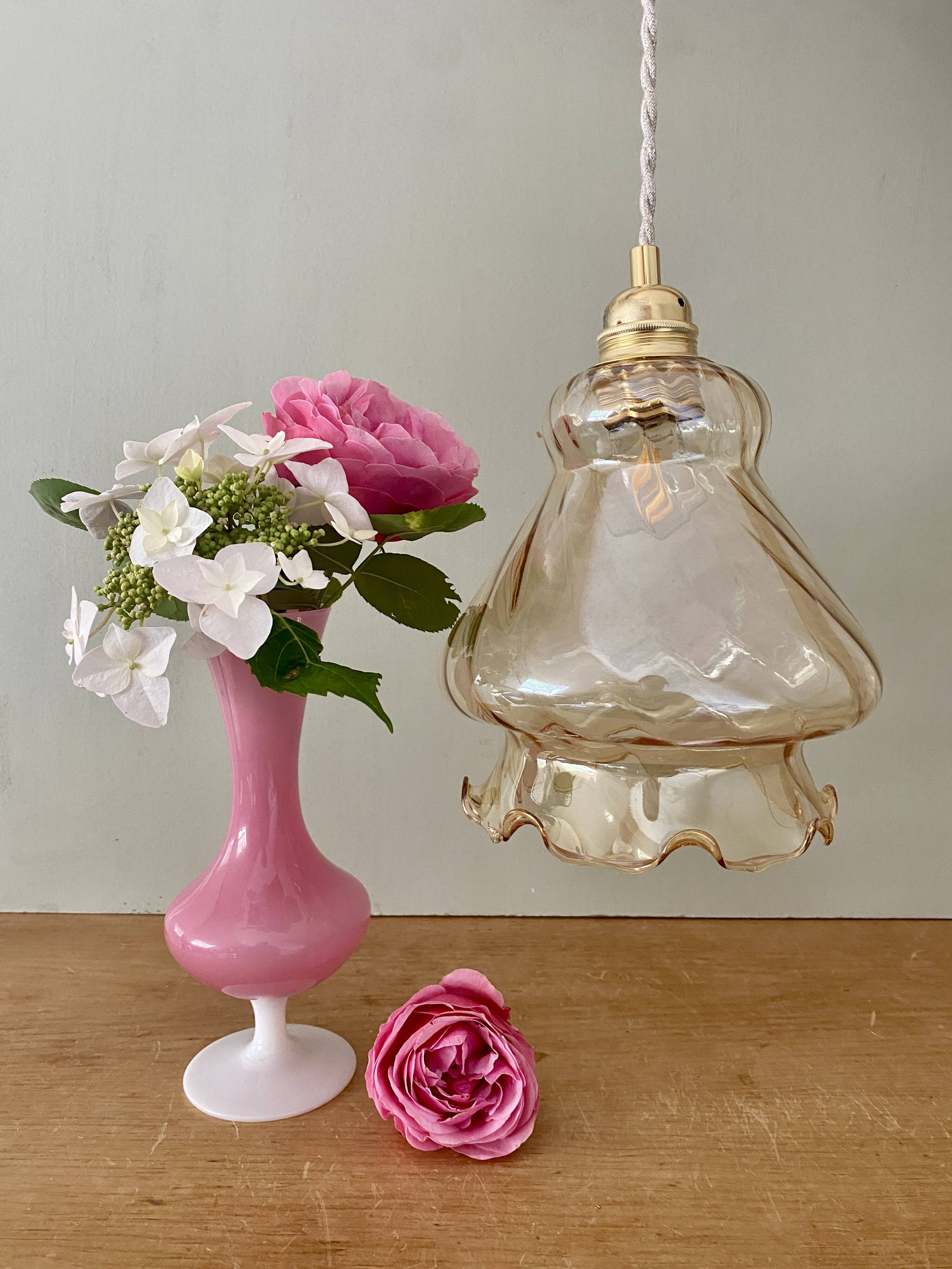 Suspension globe vintage en verre ambré