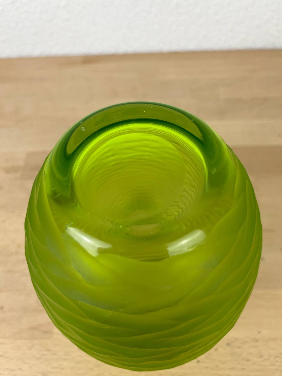 Vase artisanal en verre vert