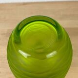 Vase artisanal en verre vert