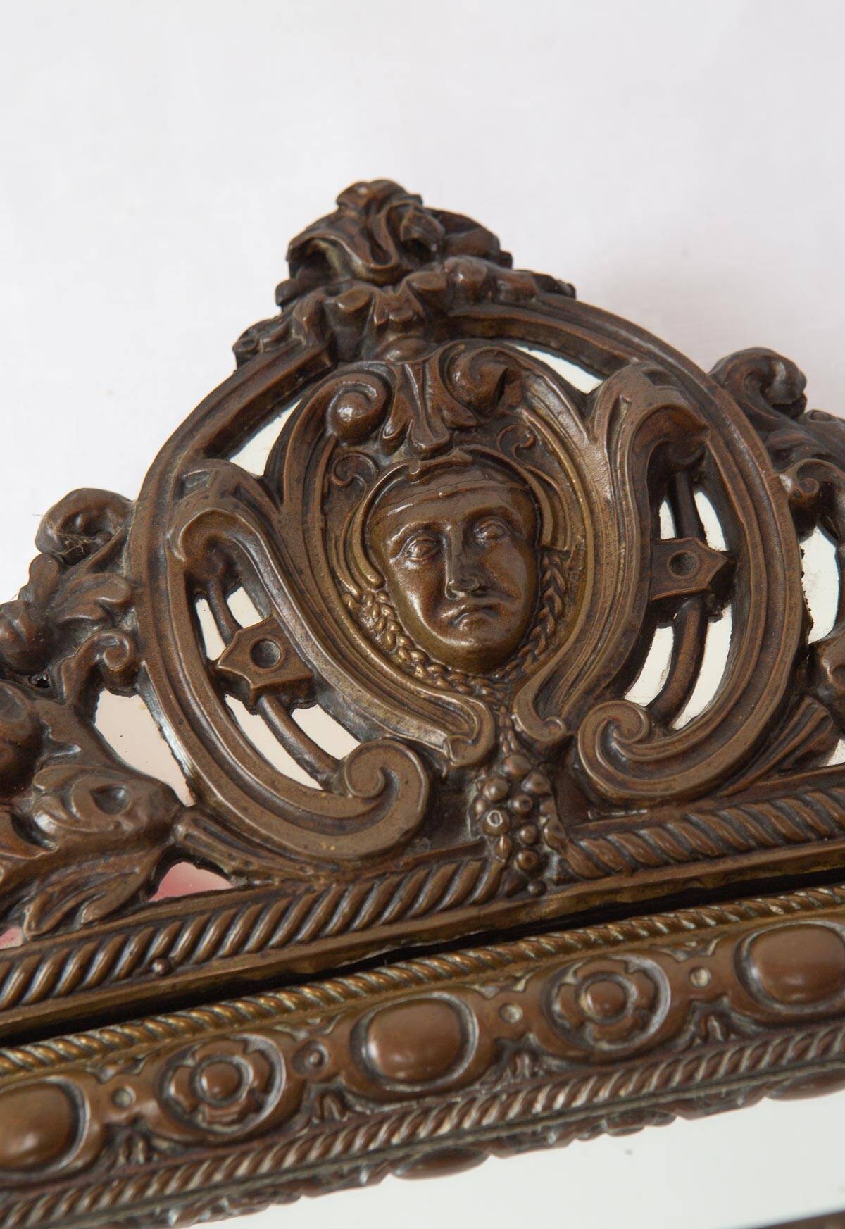 Ancien miroir français en laiton repoussé avec fronton XIXe siècle (56 cm)