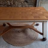 Extendable dining table