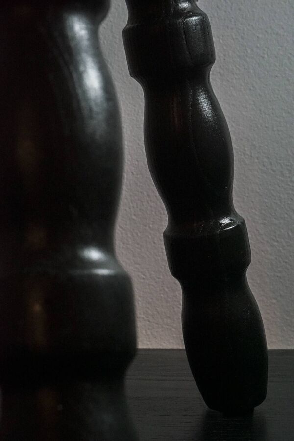 Le petit tripode en chêne bois brulé