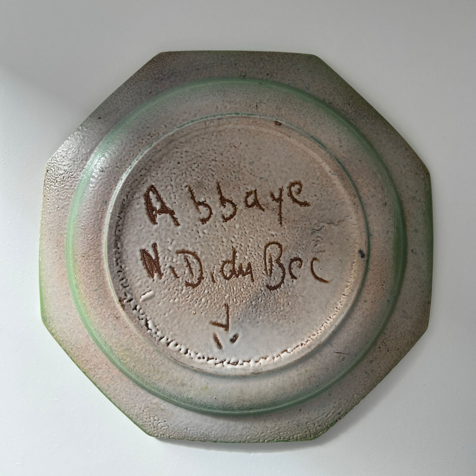 Plat floral signé Abbaye du Bec