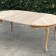 Table ronde extensible ovale style Louis XV rénovée en bois brut