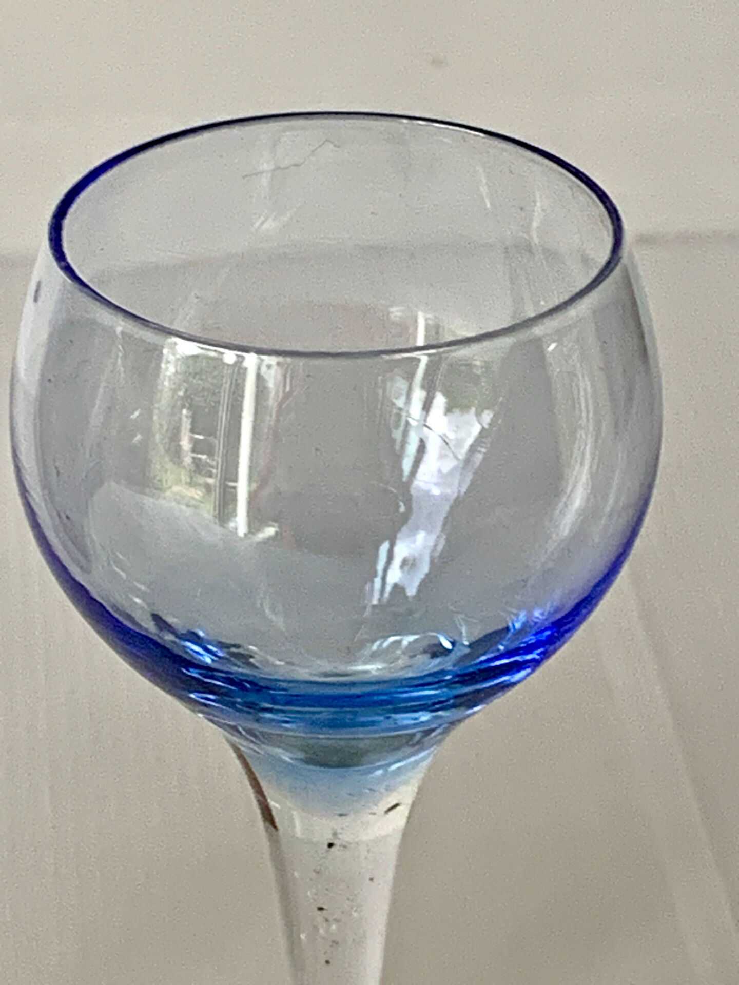 Cinq verres à liqueur colorés sur pied