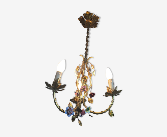Lustre en métal doré avec des fleurs