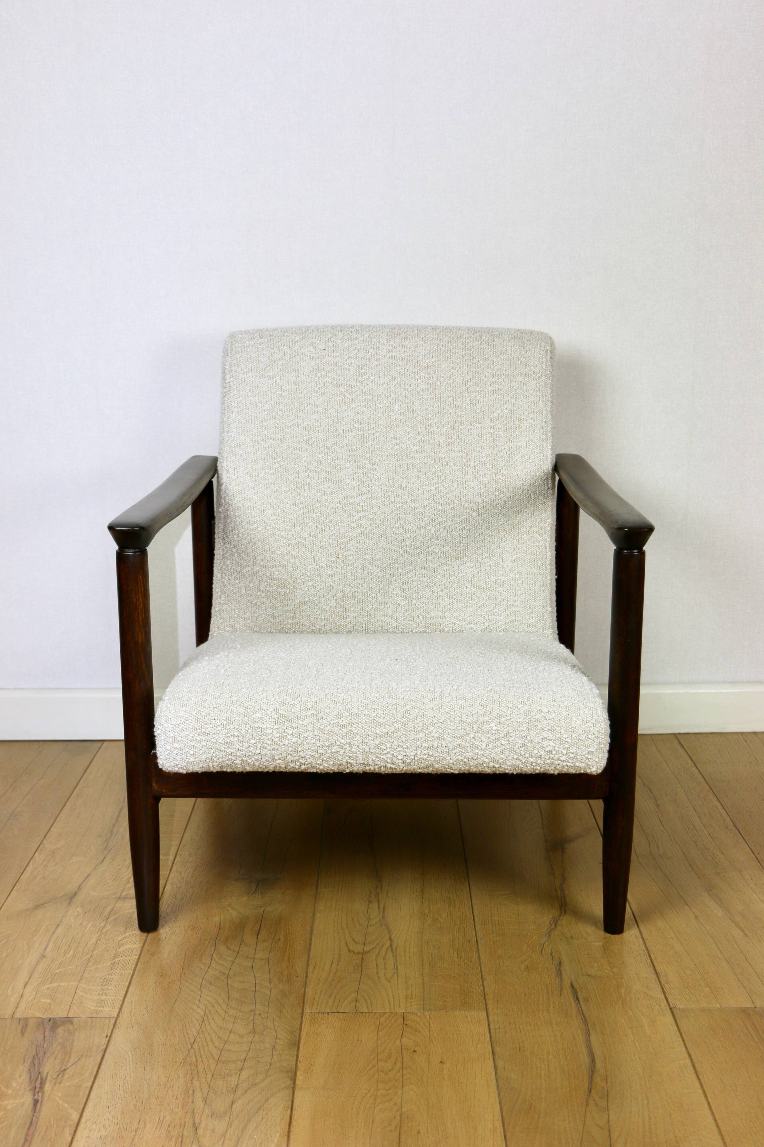 Fauteuil GFM-142, design Edmund Homa des années 70, boucle blanc ivoire - 2 pièces disponibles - bois foncé