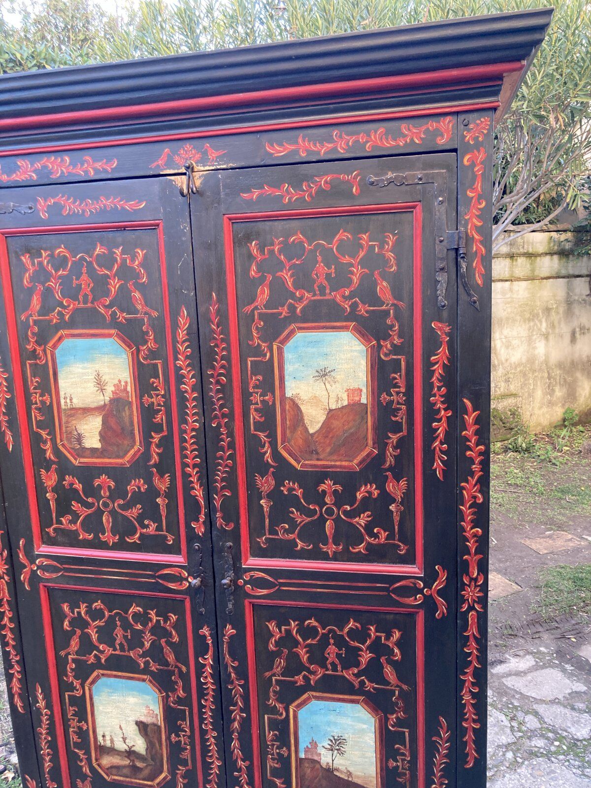 Armoire ancienne peinte à décor de scènes orientales