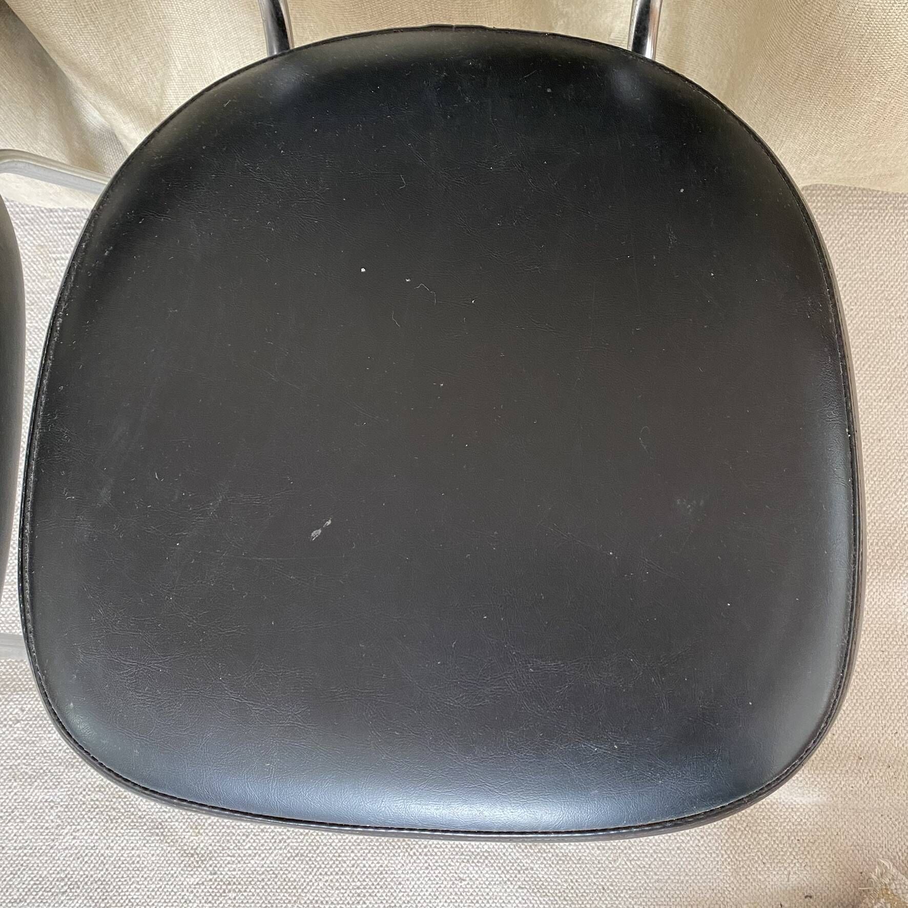 Vintage chairs in chrome and faux leather from the 60s-70s.