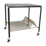 Table basse vintage sur roulettes avec porte-bagages