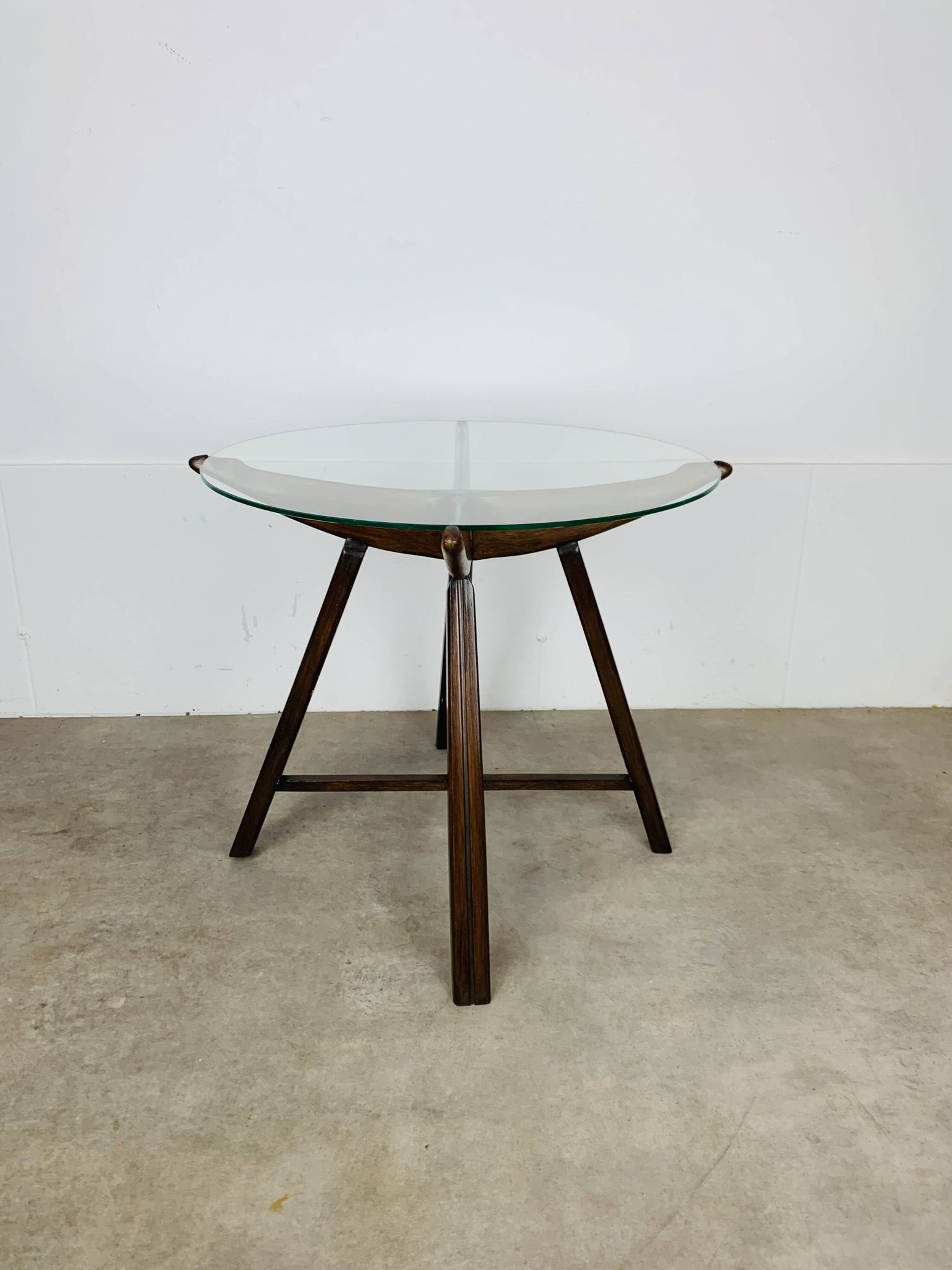 Table d’appoint en bois et verre, Italie, années 60, guéridon