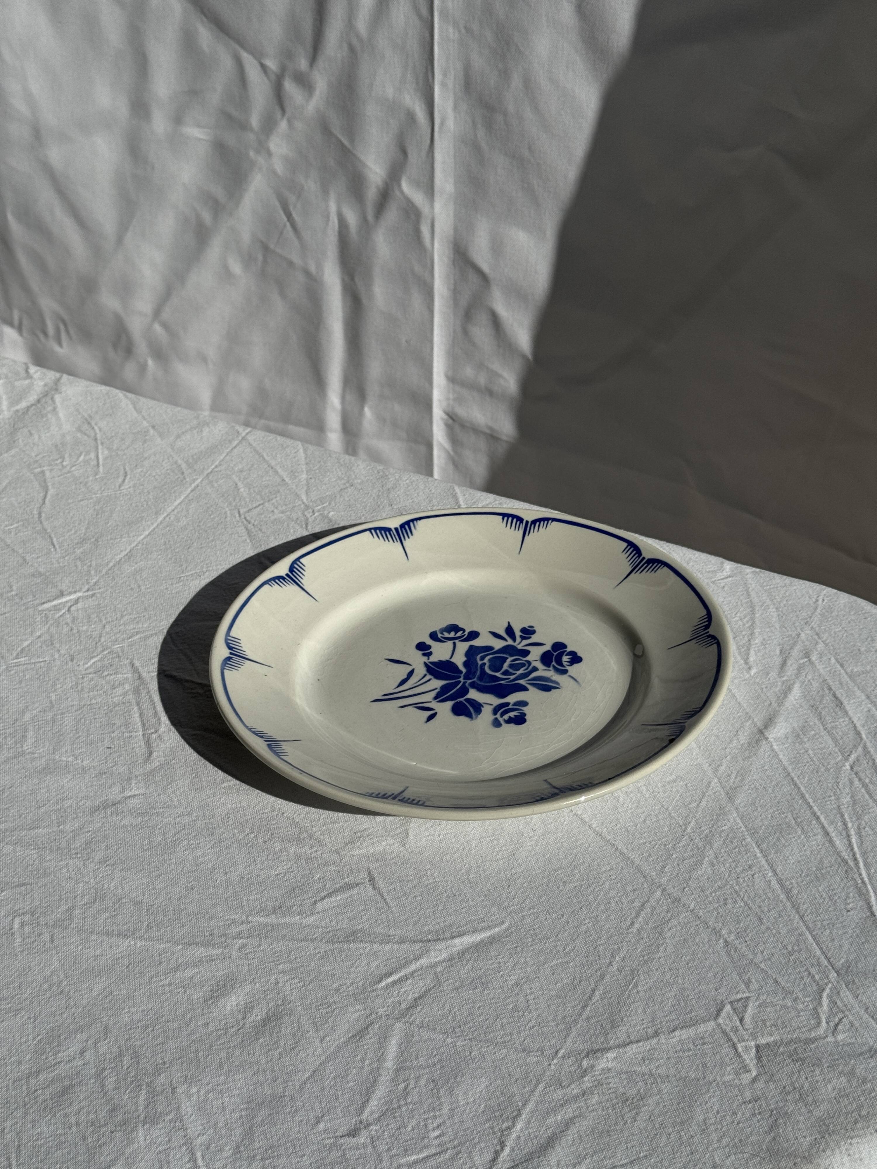 Decorative plate with blue flower pattern D25