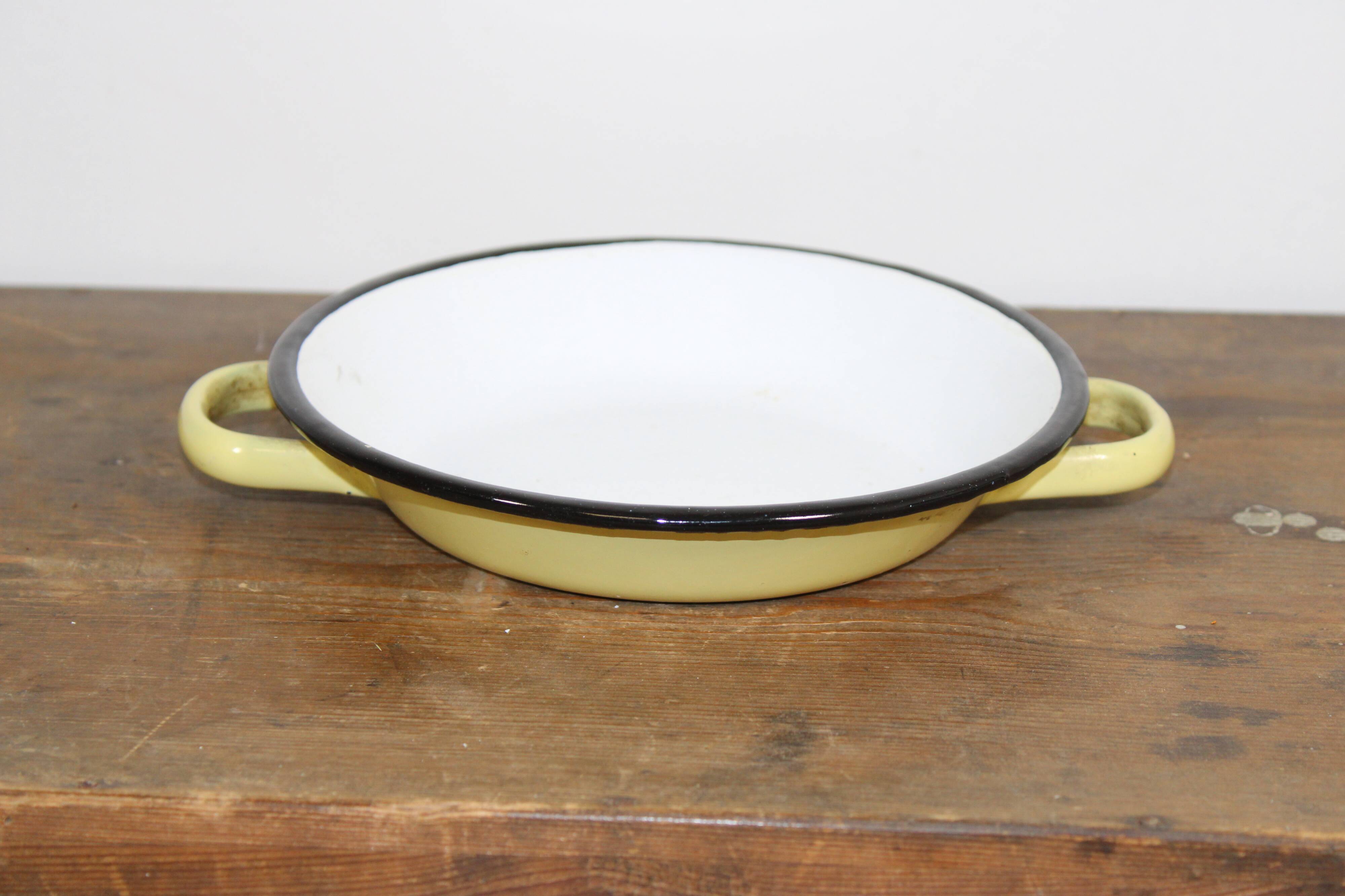 Enamelled sheet metal dish