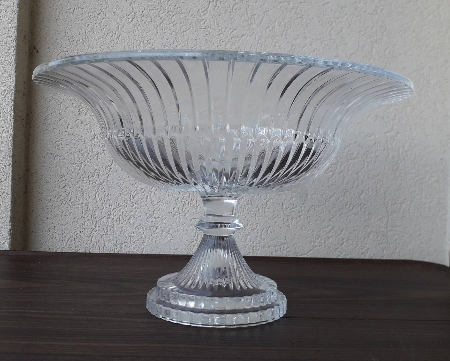Stemmed glass bowl