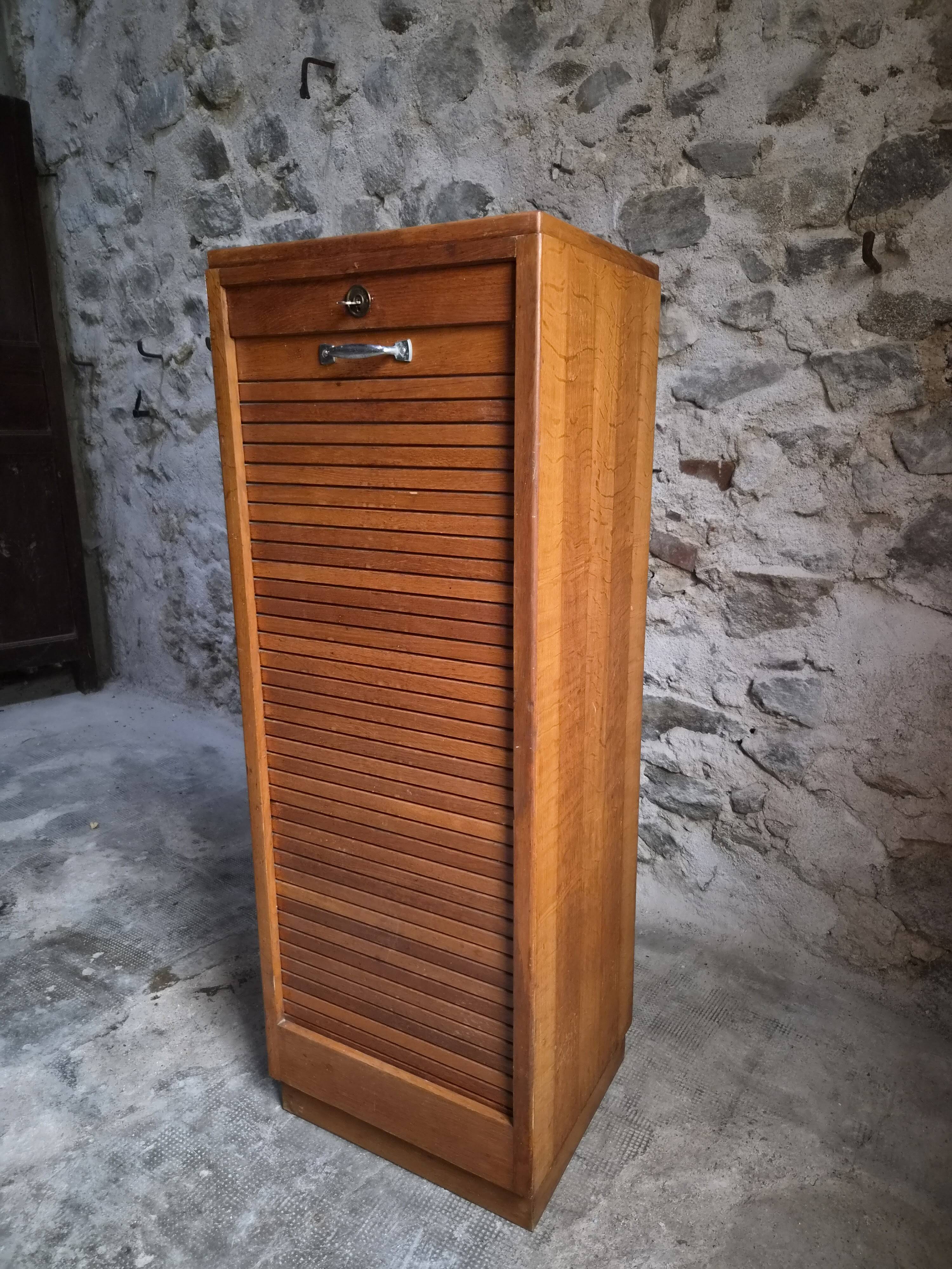 Armoire à rideau vintage en chêne | France | 1960s–1970s