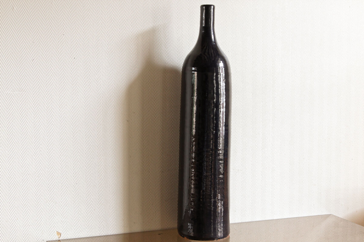 Grand vase bouteille en terre cuite vernissée