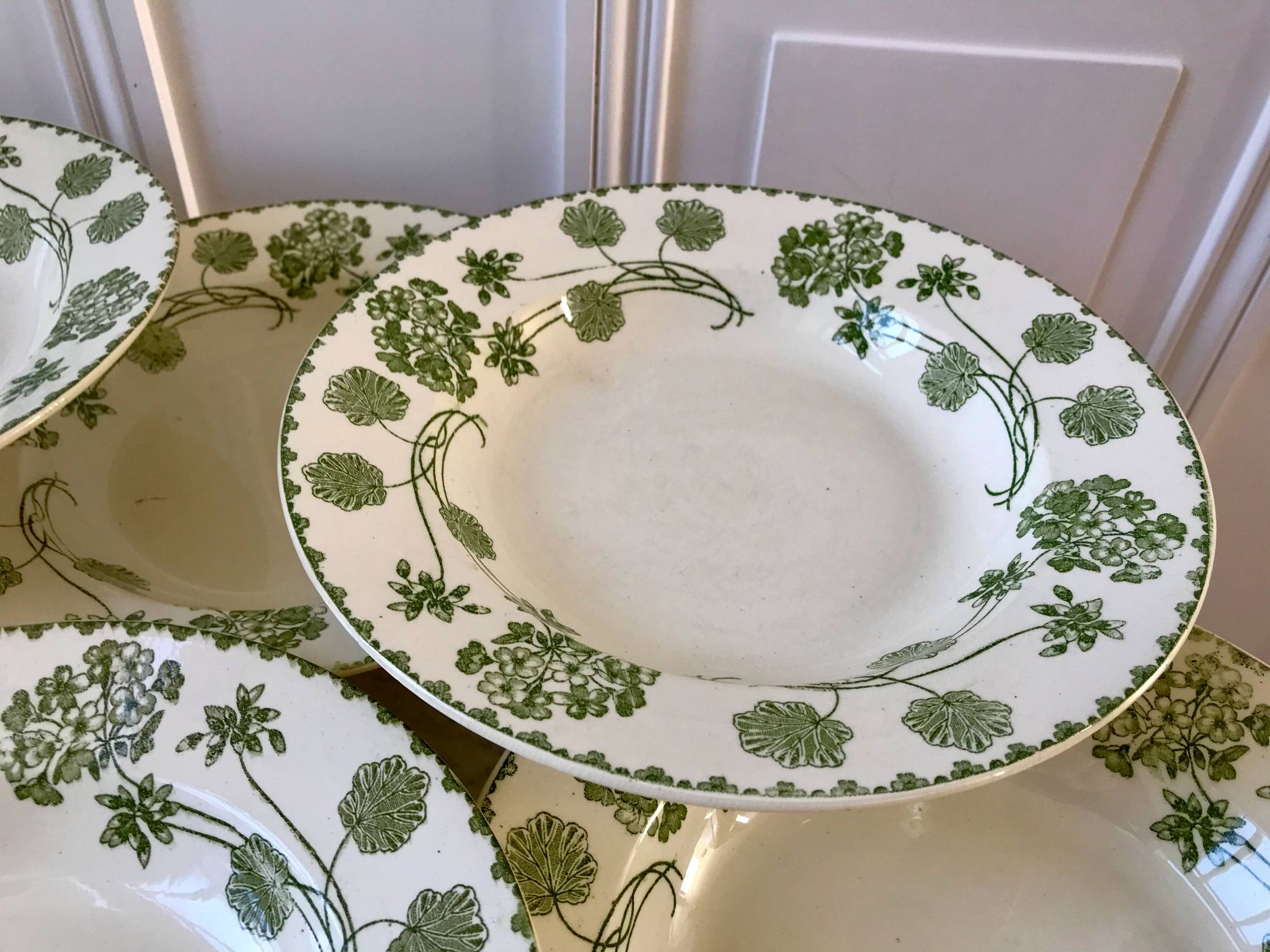 set of 8 hollow plates in Digoin Sarreguemines Iron Earth model "Geranium" green late 19th century