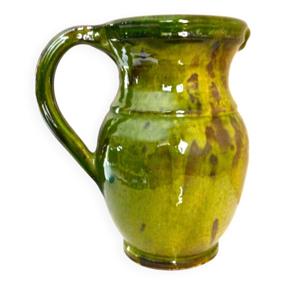 Pichet vase, terre cuite vernissée verte, épaisse, signature à identifier