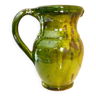 Pichet vase, terre cuite vernissée verte, épaisse, signature à identifier