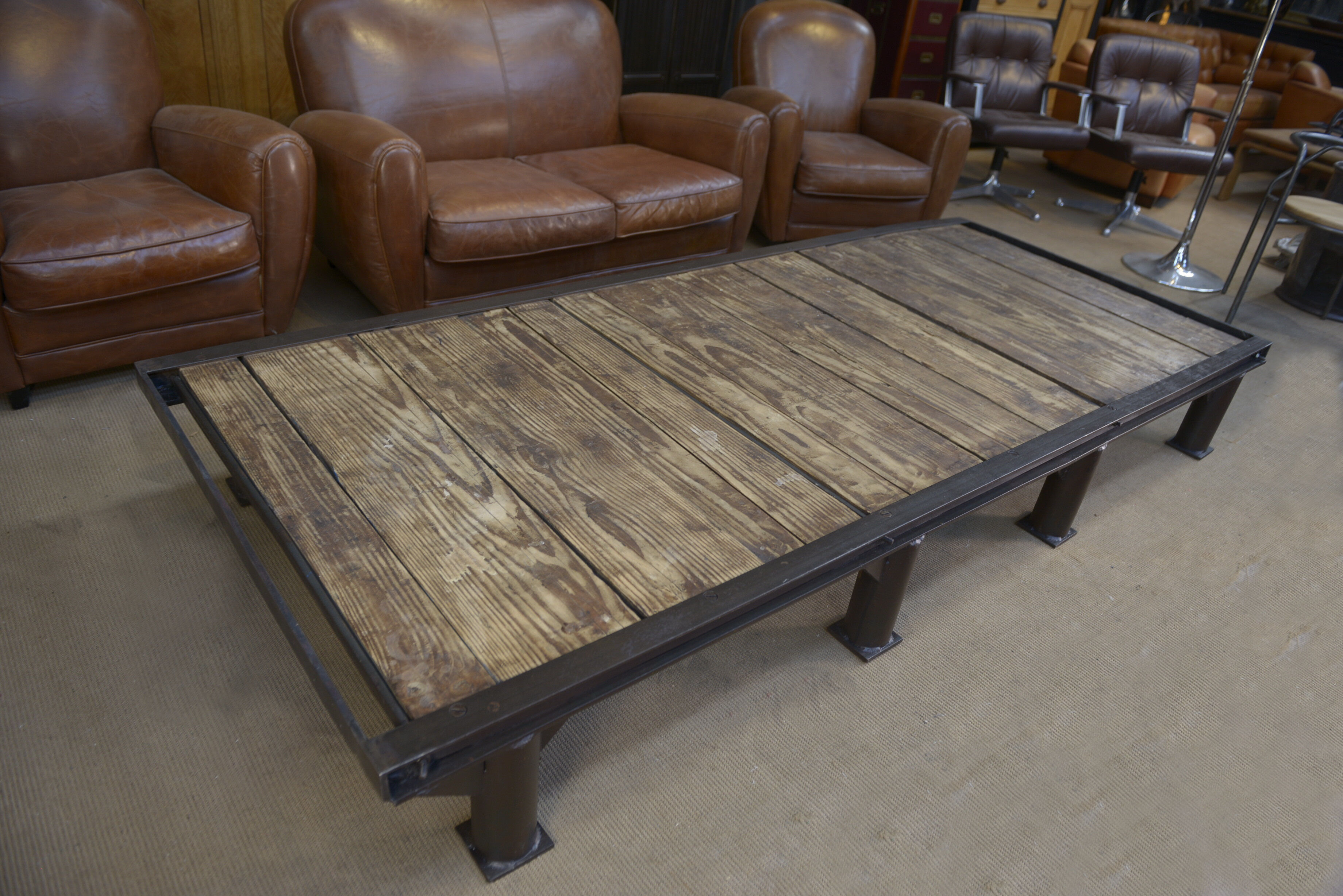 Table basse industrielle en métal et sapin 1950