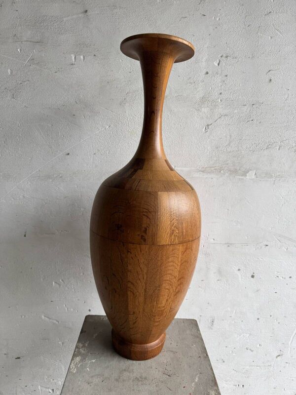 Vase sculptural haut en bois massif, finition brun naturel, objet d'art minimaliste tourné, 73,5 cm