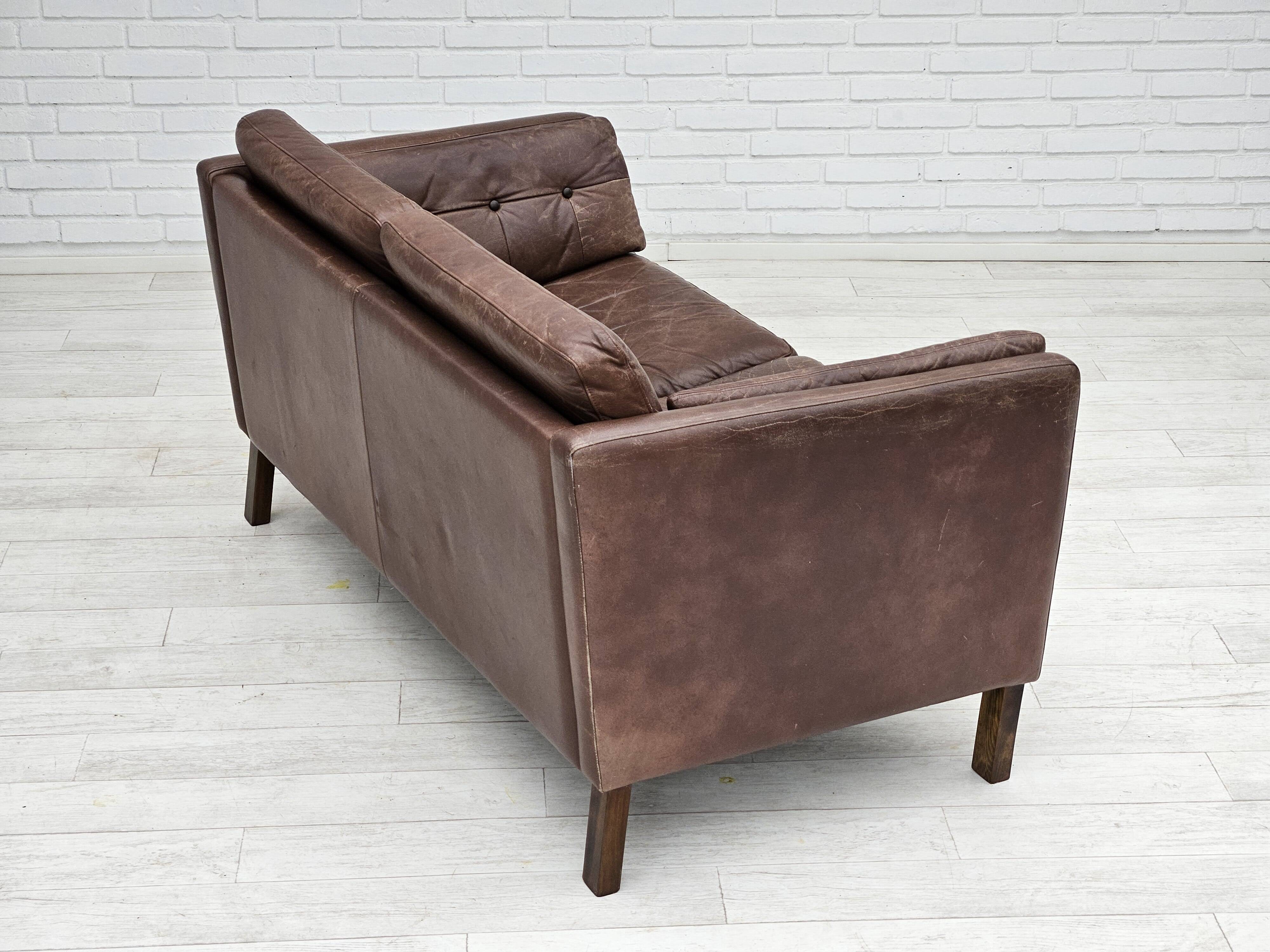 Années 1970, canapé classique danois 2 places, cuir marron d'origine.