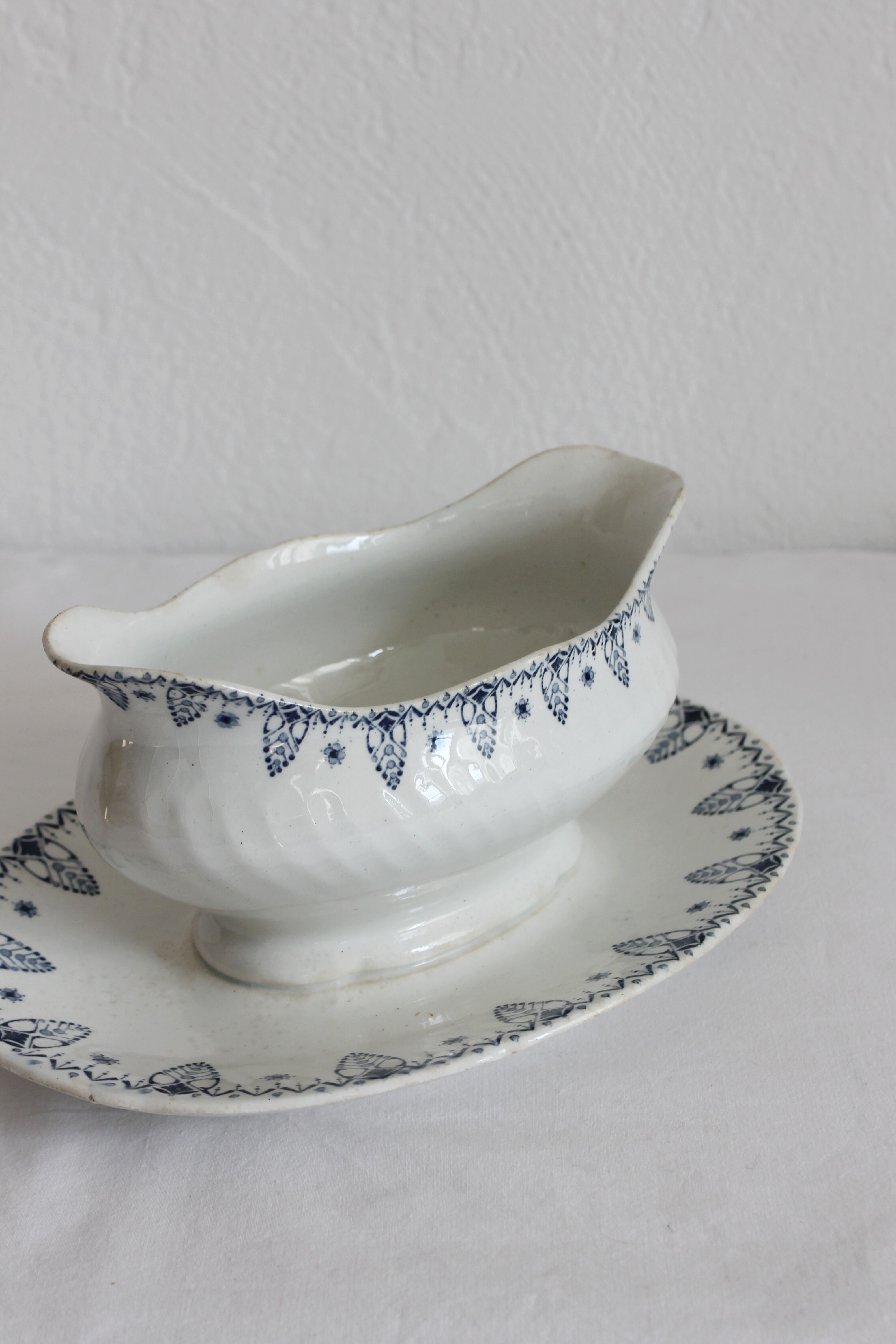 Gien "Memphis" iron clay sauce boat