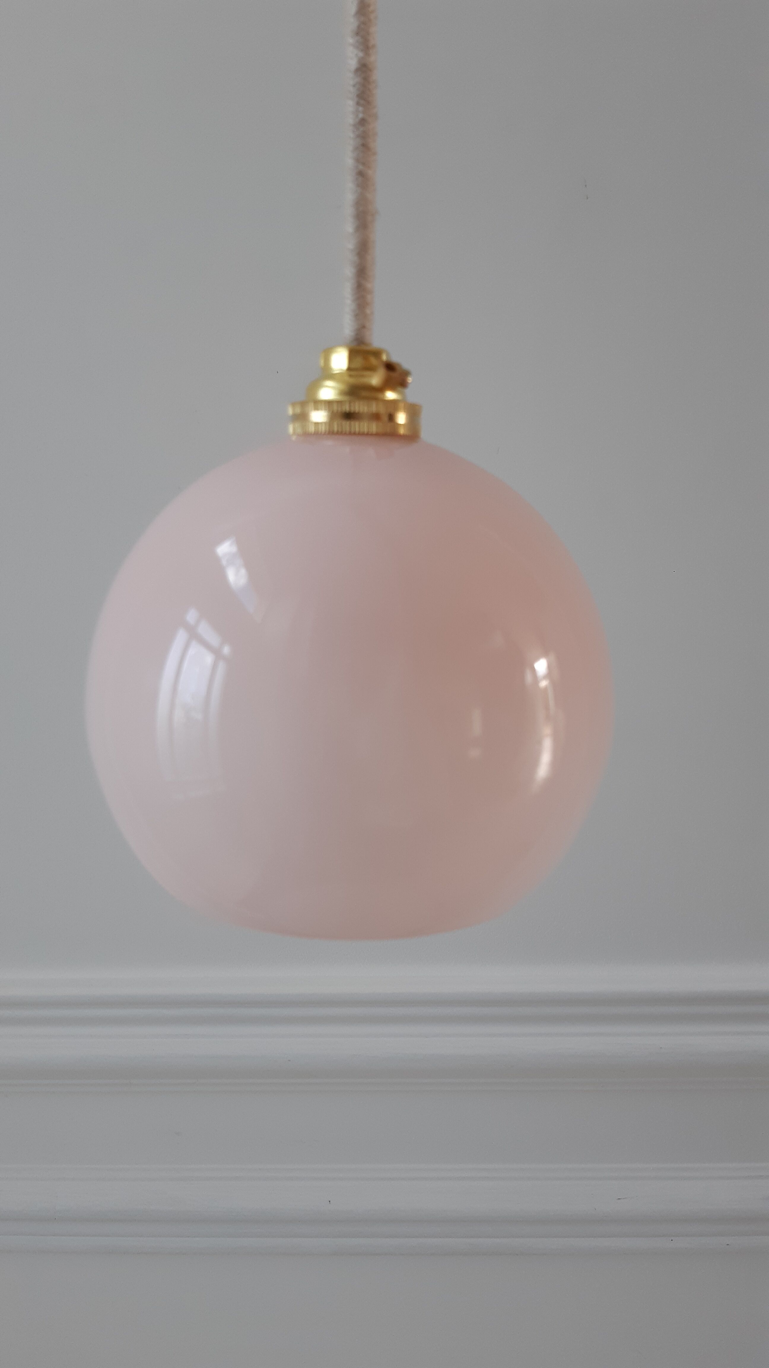 Round suspension in powder pink opaline 40-50s