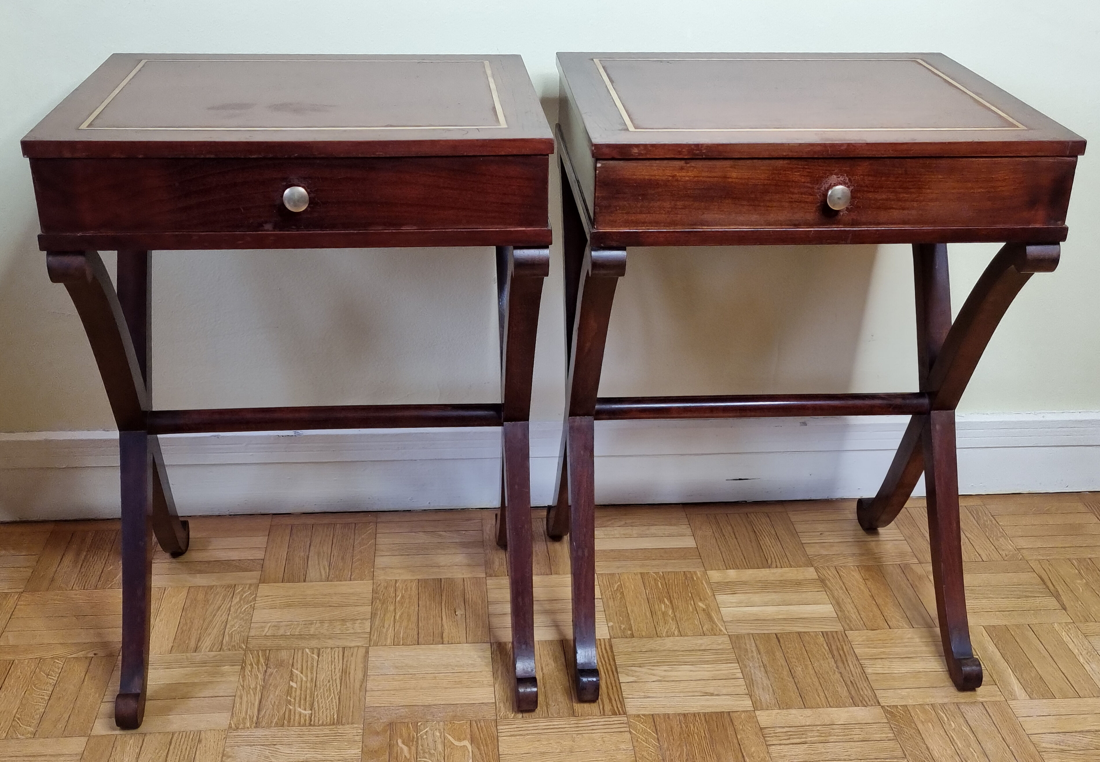 Paire de chevets de style Empire en acajou, bois de placage et finitions en laiton