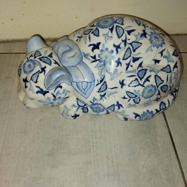 Chat couché vintage en porcelaine blanc et bleu