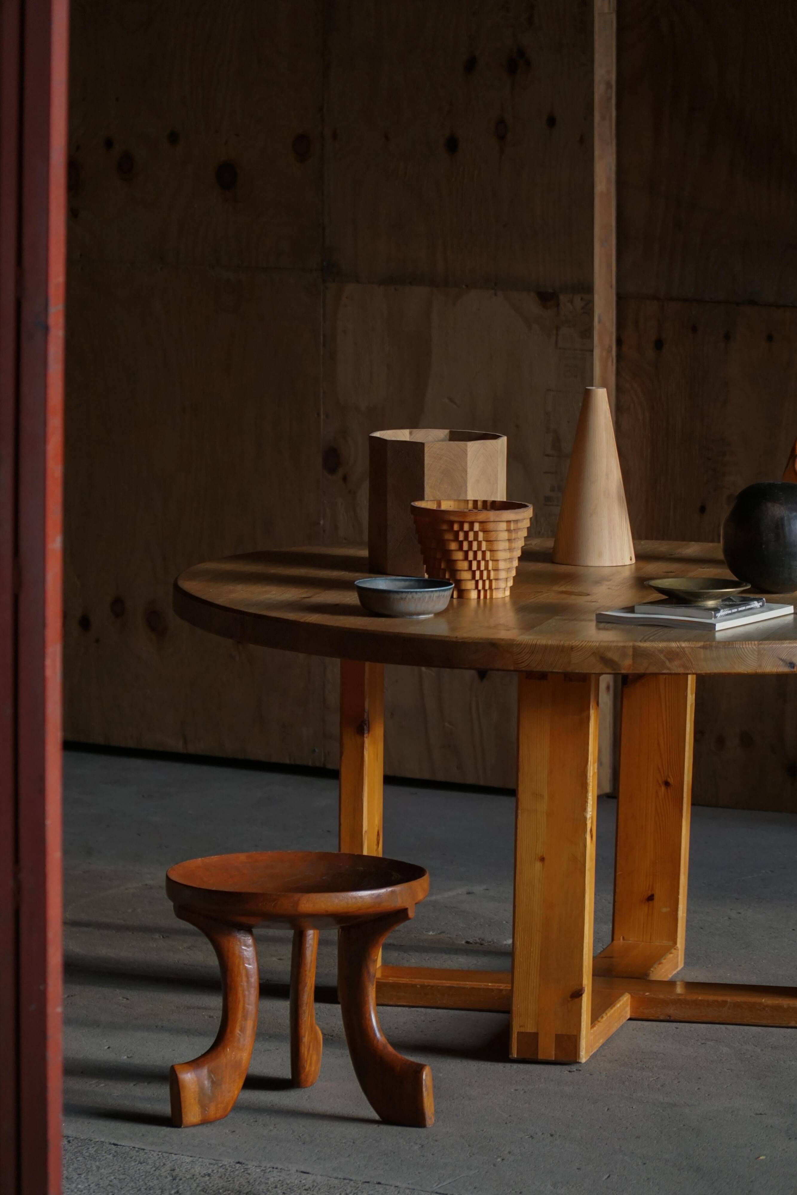 Round table in pine by Roland Wilhelmsson, mid-20th century.