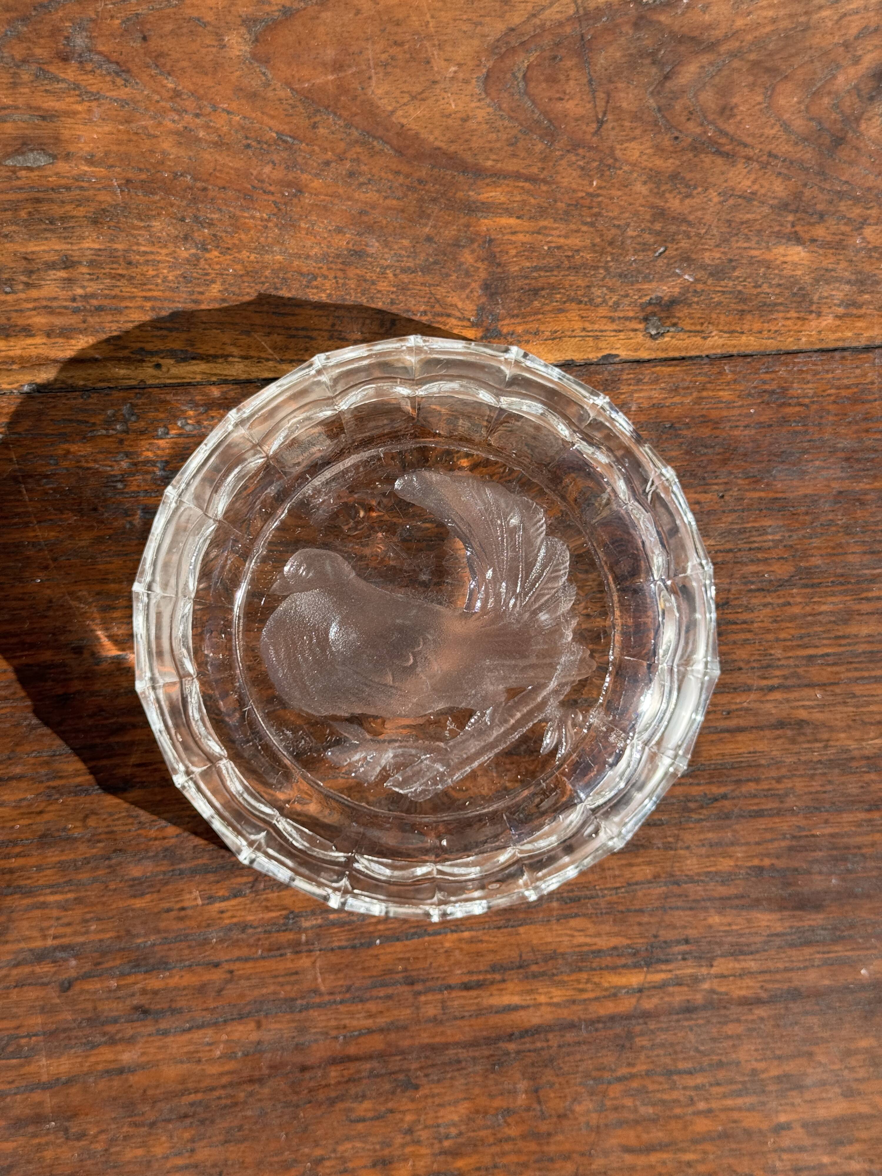 Pressed glass ashtray with dove pattern D:13.5