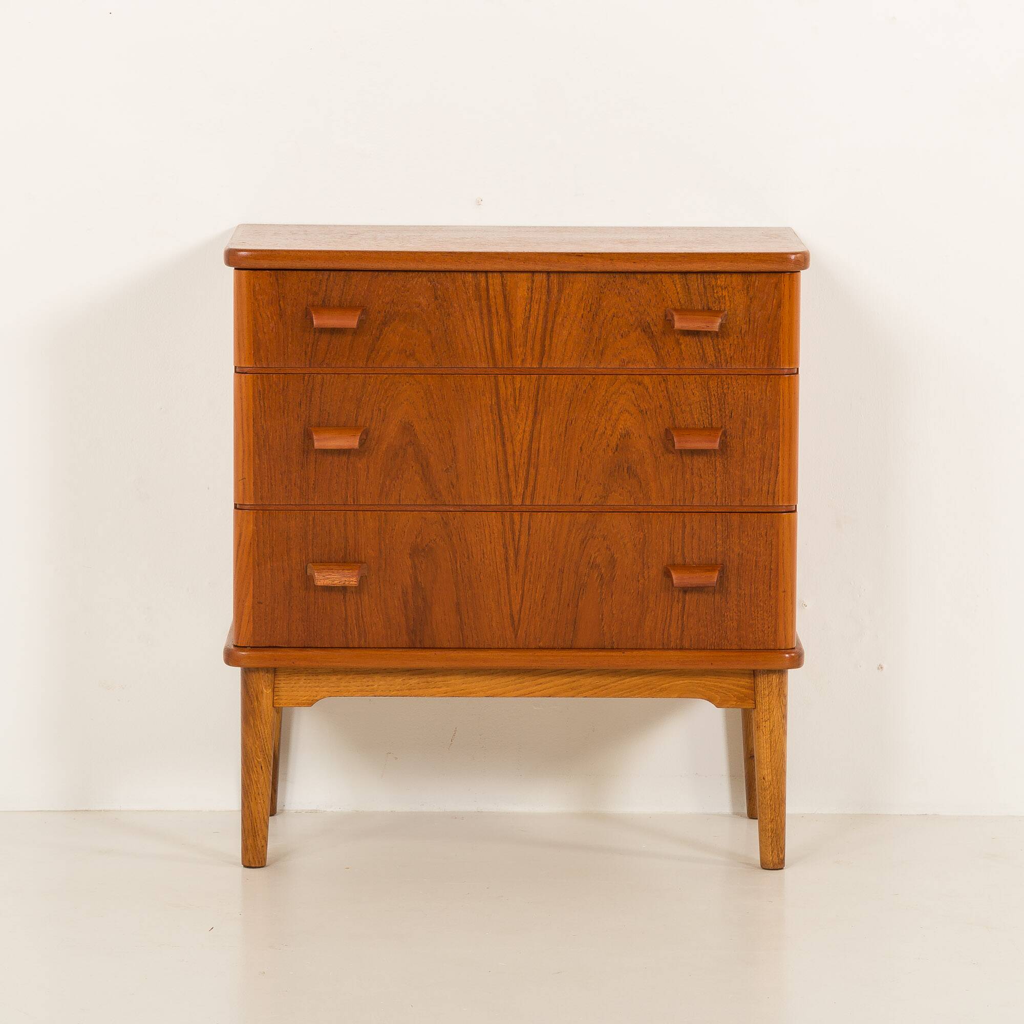 Petite commode danoise ou coffre d'entrée, années 1960