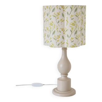 Lampe vintage à poser, pied en bois tourné et abat-jour imprimé "mimosas"