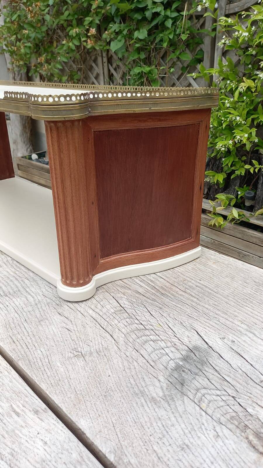 Wall shelf bookcase with brass frieze