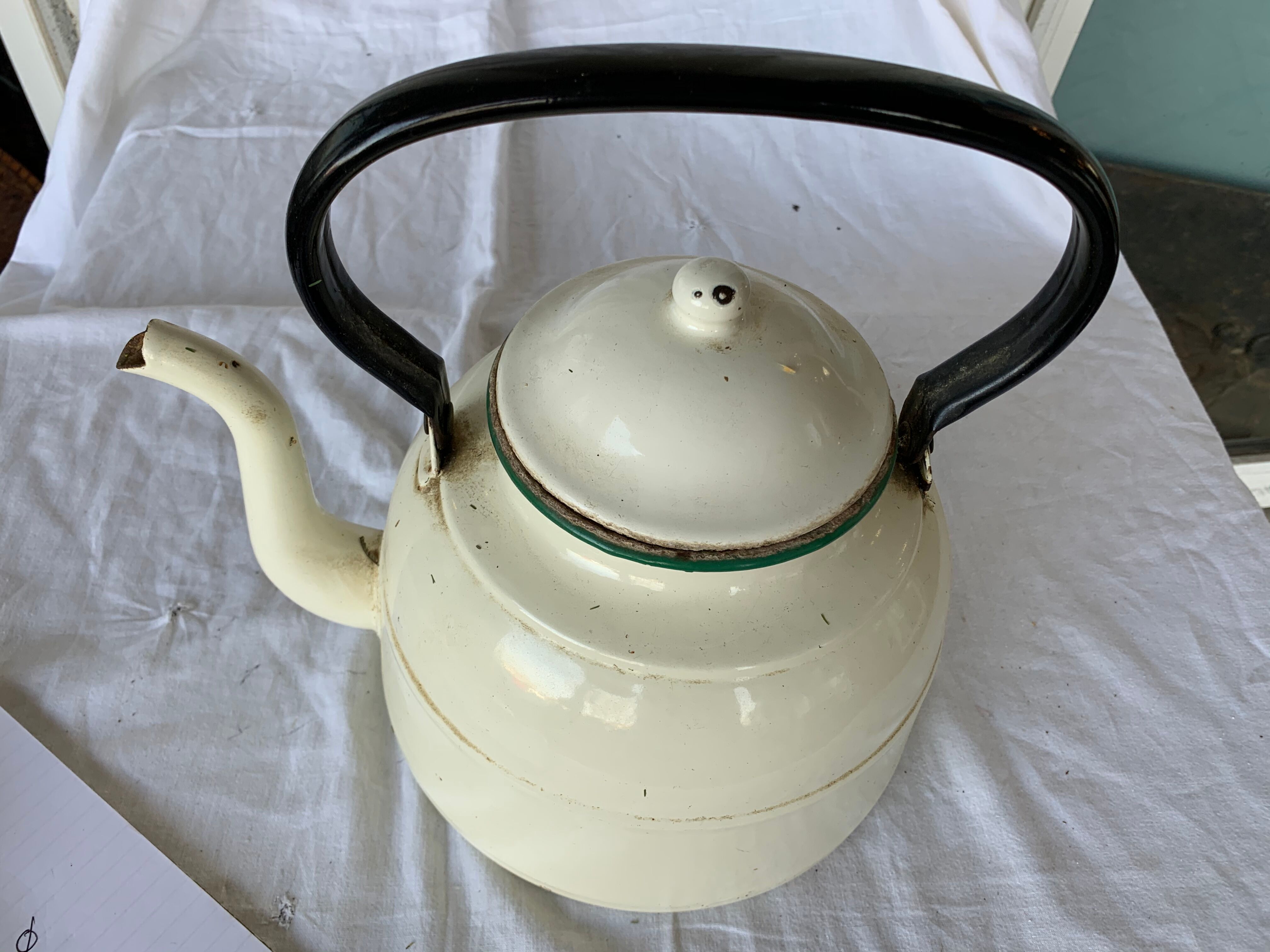 Enamelled porcelain kettle