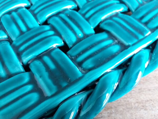 Dessous de plat et bouteille, porte-couteau barbotine tressée vert émeraude