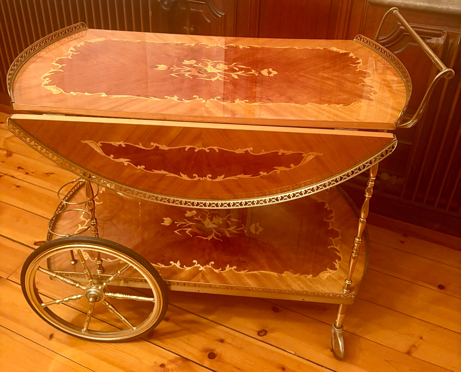Desserte, chariot de bar marqueterie en fleur