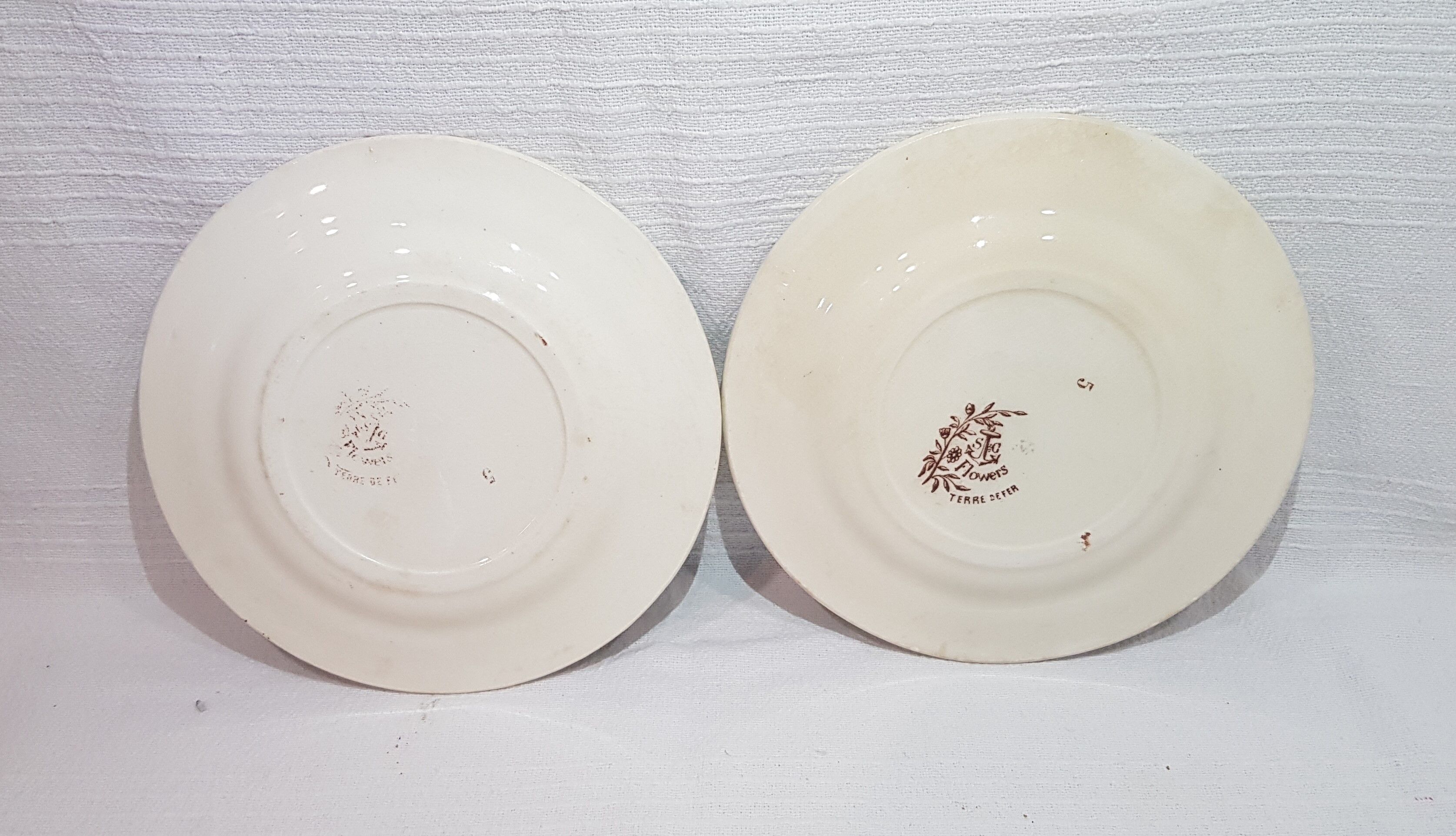 Set of 4 flat plates in Clairfontaine earthenware model Flowers, iron earth